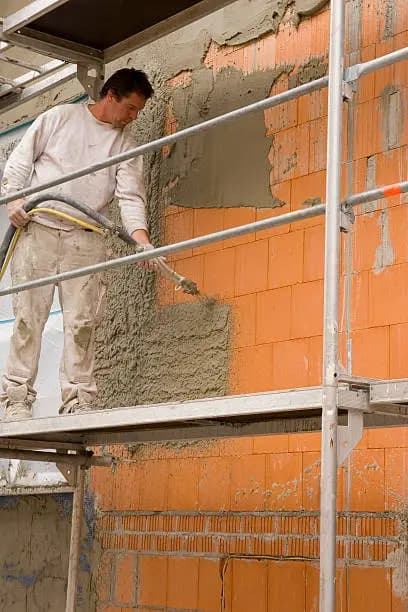 Aplicação de chapisco profissional em Curitiba - técnica especializada para aderência de revestimentos